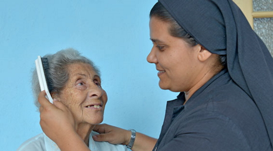 03/03/2021 El cariño diario de las Hermanas hacia los ancianos acogidos en las residencias