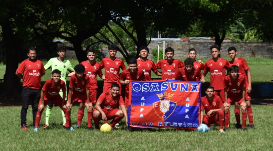 18/01/2023 La Selección Juvenil Osasuna - San Antonio visitó al Instituto San Luis Beltrán de Chinandega