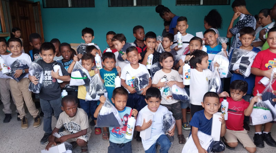 05/09/2025 Nueva entrega de ropa escolar en Tela (Honduras) gracias al apoyo de padrinos y madrinas