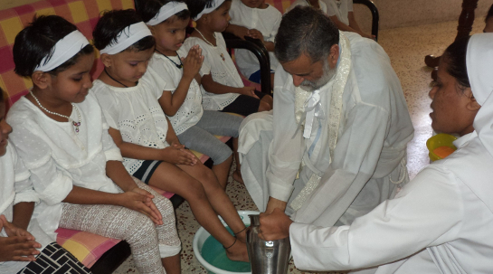 02/04/2018 Las niñas celebran Jueves Santo en Ankur