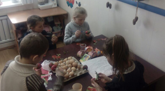 11/04/2018 Los niños de Rusia decoran huevos de Pascua