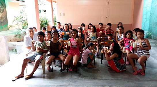 07/08/2019 Los niños de Manila reciben su merienda especial de cada sábado