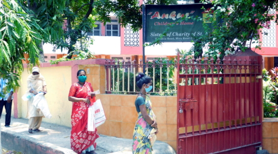 04/05/2020 Filas de espera ante las puertas del centro de Ankur, en India, para recibir ayuda