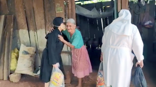 28/05/2020 Las Hermanas de Boloncó alimentan a los más vulnerables en los alrededores de la misión